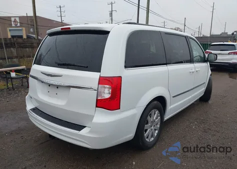 2015 Chrysler Town & Country Touring z USA, uszkodzony, nr VIN 2C4RC1BG8FR720207